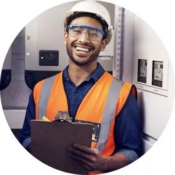 Clientes satisfeitos com o serviço de eletricista 24 horas em São Vicente SP, elogiando atendimento rápido e profissional.